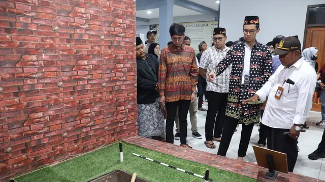 Putra dari calon presiden (capres) nomor urut 3 Ganjar Pranowo, Muhammad Zinedine Alam Ganjar berkunjung ke kawasan bersejarah di Serang, Banten pada Selasa 16 Januari 2024.