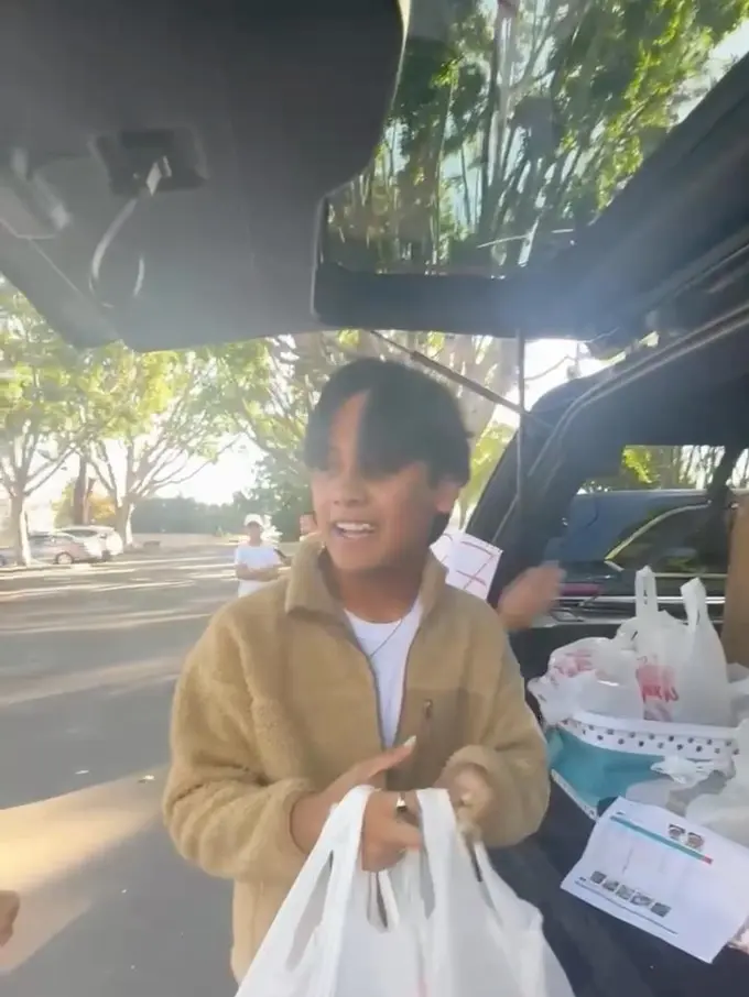 Nino Kuya jualan gorengan