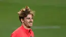 Pemain depan Atletico Madrid Antoine Griezmann ambil bagian dalam sesi latihan di Madrid, menjelang matchday kelima Grup B Liga Champions melawan AC Milan, Selasa (23/11/2021). Atletico dan AC Milan berjuang meraih tiket ke babak 16 besar Liga Champions pada Kamis dini hari WIB. (OSCAR DEL POZO/AFP)