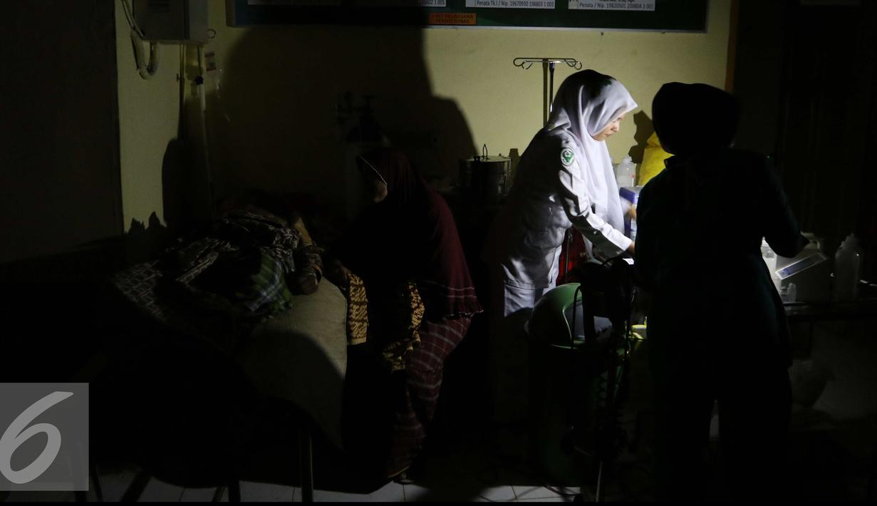 Seorang perawat tengah mengecek kondisi pasien korban gempa bumi di RSUD Pidie Jaya, Aceh, Kamis (8/12). Meskipun wilayah tersebut dilanda pemadaman listrik namun pihak RSUD tetap melakukan penanganan untuk para korban bencana.(Liputan6.com/Angga Yuniar)