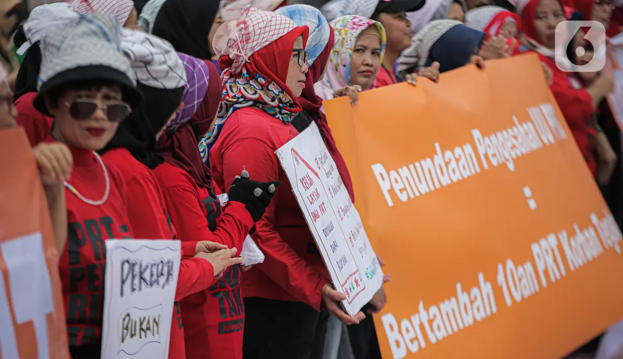 Aksi sejumlah Koalisi Sipil Untuk UU Perlindungan PRT di depan Gedung DPR, Jakarta, Rabu (15/7/2023). Dalam aksinya, pendemo yang sebagian besar ibu-ibu ini juga membawa spanduk dan poster berisi tuntutan mereka. (Liputan6.com/Faizal Fanani)