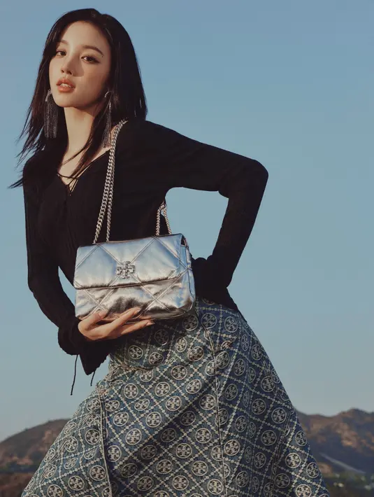 Kemitraan ini dimulai dengan peluncuran kampanye Holiday 2024, yang dilakukan di Los Angeles dan mengangkat konsep perjalanan darat. Kampanye ini juga menampilkan video dengan lagu solo Yuqi, "Radio (Dum-Dum)", serta akan mencakup berbagai platform seperti editorial, media sosial, acara, dan lainnya.  [Dok/Tory Burch].