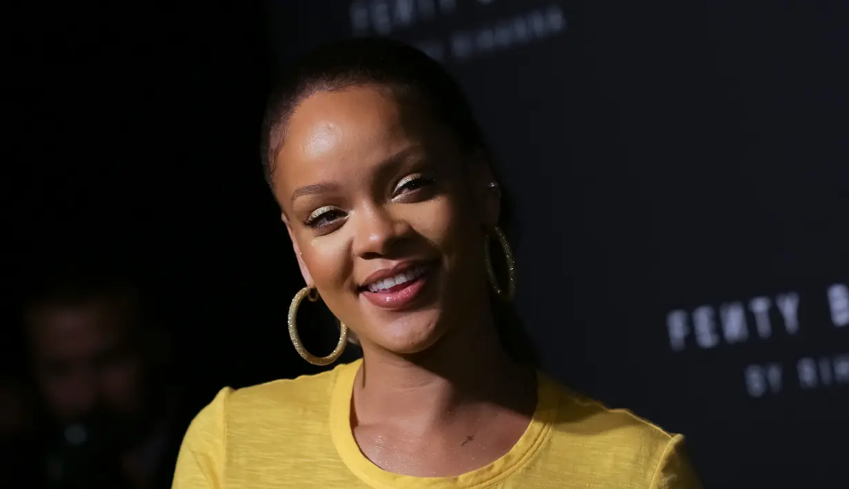 Penyanyi seksi Rihanna menghadiri peluncuran Fenty Beauty by Rihanna di Duggal Greenhouse, New York, Kamis (7/9). Mantan kekasih Chris Brown ini menggunakan anting kuning emas berukuran besar untuk menambahkan kesan mewah.  (Brent N. Clarke/Invision/AP)