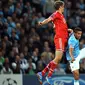 Bek Manchester City Gael Clichy (kanan) berebut bola dengan Thomas Muller melompat untuk bola pada laga pertandingan sepakbola Liga Champions grup D antara Manchester City melawan Bayern Muenchen di The Stadion Manchester City, Manchester, barat laut Ingg