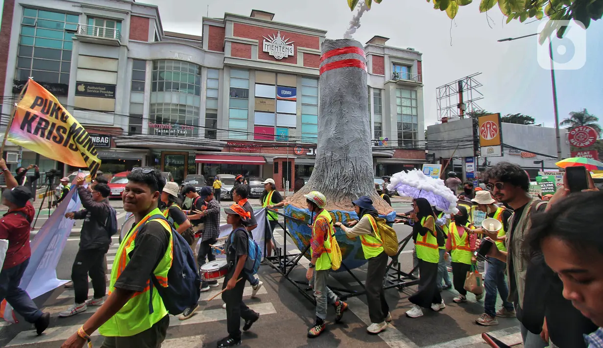 Ribuan orang di seluruh dunia turun ke jalan sebagai aksi mendesak upaya perlawanan perubahan iklim dalam Global Climate Strike 2023 mulai 15 September 2023 hingga 17 September 2023. (Liputan6.com/Angga Yuniar)