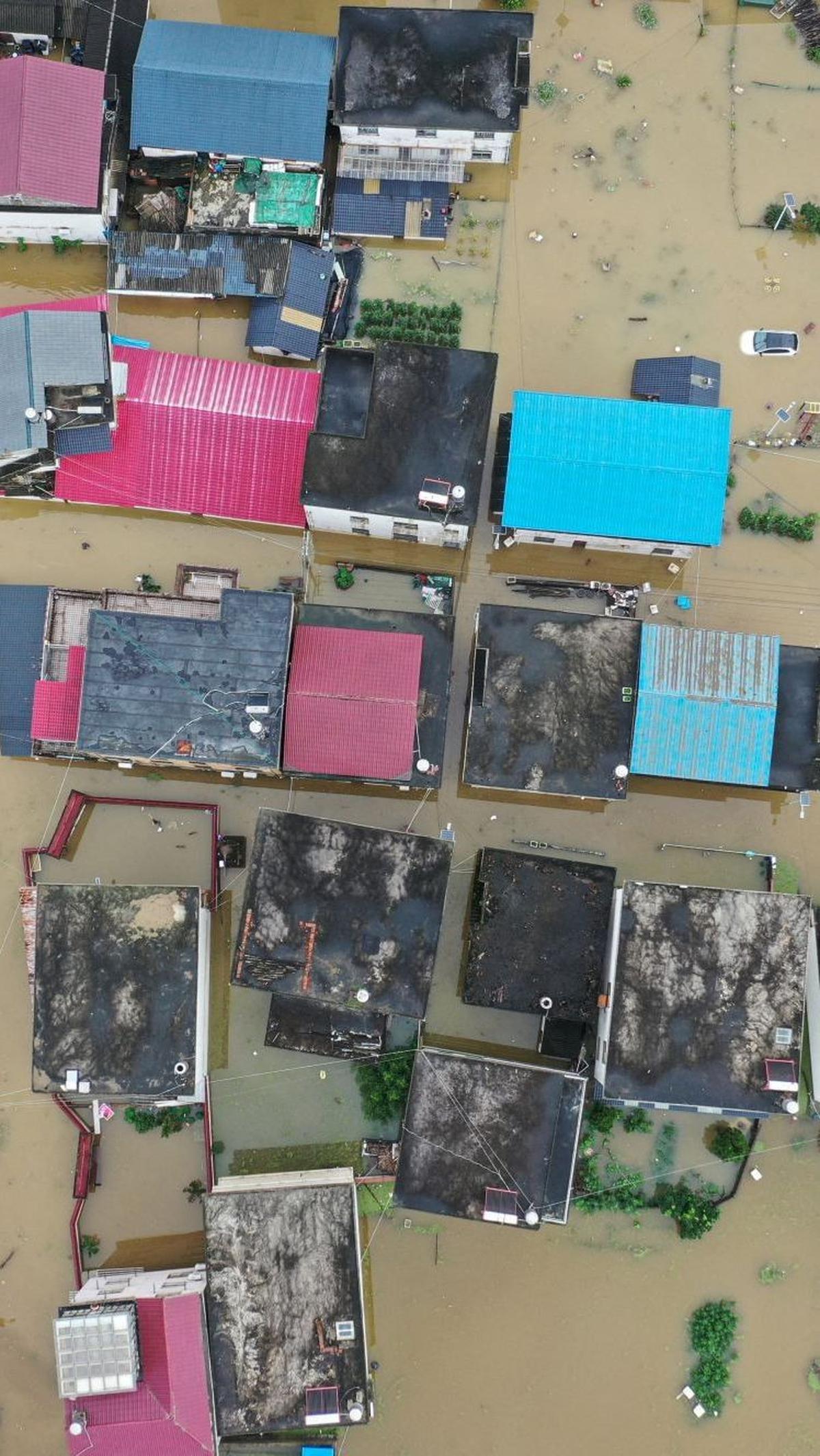 Lebih dari 100.000 orang telah dievakuasi akibat hujan lebat dan banjir mematikan yang melanda China selatan.&nbsp;Foto: STRINGER / AFP<br>