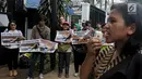 Massa Kabar Bumi dan JBMI berunjuk rasa menuntut keadilan untuk TKI Adelina Sau di depan Kedutaan Besar Malaysia, Jakarta, Senin (29/4/2019). Mereka mengecam pembebasan majikan Adelina Sau yang diduga telah melakukan penyiksaan hingga menyebabkan kematian. (Liputan6.com/JohanTallo)