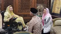 Bakal Capres 2024 Ganjar Pranowo saat sowan ke istri Presiden keempat RI Abdurrahman Wahid atau Gus Dur, Sinta Nuriyah, di Ciganjur, Jakarta Selatan, Minggu (13/8/2023) malam. (Istimewa)
