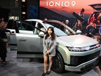 Hyundai IONIQ 9—kendaraan SUV berteknologi listrik tiga baris—saat diperkenalkan dalam pameran mobil AutoMobility LA 2024 di Los Angeles Convention Center pada tanggal 21 November 2024. (Robyn Beck/AFP)