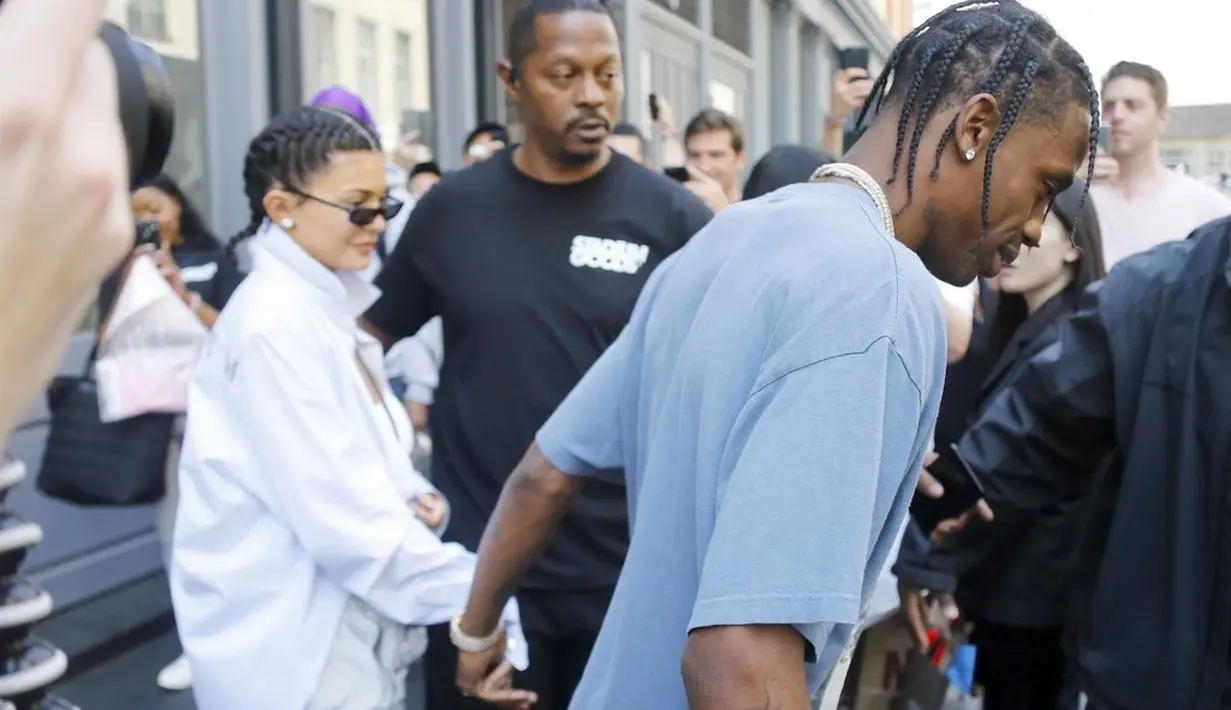 Sumber pun mengatakan bahwa Kylie dan Travis sendiri tak sembunyi-sembunyi ketika mengunjungi toko tersebut. (PopSugar)