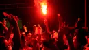 Sejumlah supporter klub Arsenal menyalakan flare saat mengikuti acara Nonton Bola Seru Arsenal vs Chelsea di Andik Futsal, Depok, Jawa Barat, Minggu (26/4/2015). Kedua tim bermain imbang 0-0. (Liputan6.com/Helmi Fithriansyah)