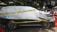 Kondisi mobil Fortuner Ketua DPR Setya Novanto yang ditutup terpal di Ditlantas Polda Metro Jaya, Jakarta, Jumat (17/11). Kecelakaan menyebabkan Setnov harus dirawat di RS Medika Permata Hijau, Jakarta Barat. (Liputan6.com/Immanuel Antonius)