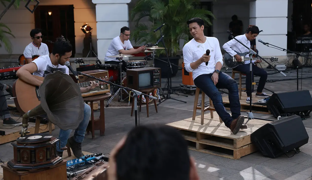 "Acara begini lebih enak. Acara musik yang menyenangkan. Konsep dari Vidio.com, tujuan memang supaya lebih merekatkan hubungan musisi dengan fans," ujar Ariel. (Galih W. Satria/Bintang.com)