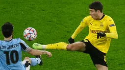 Gelandang Borussia Dortmund,  Giovanni Reyna (kanan) dan gelandang Lazio, Luis Alberto bersaing memperebutkan bola pada matchday kelima Grup F Liga Champions di Signal Iduna Park, Dortmund, Kamis (3/12/2020) dinihari WIB. Borussia Dortmund cuma berimbang 1-1 dengan Lazio. (Bernd Thissen/POOL / AFP)