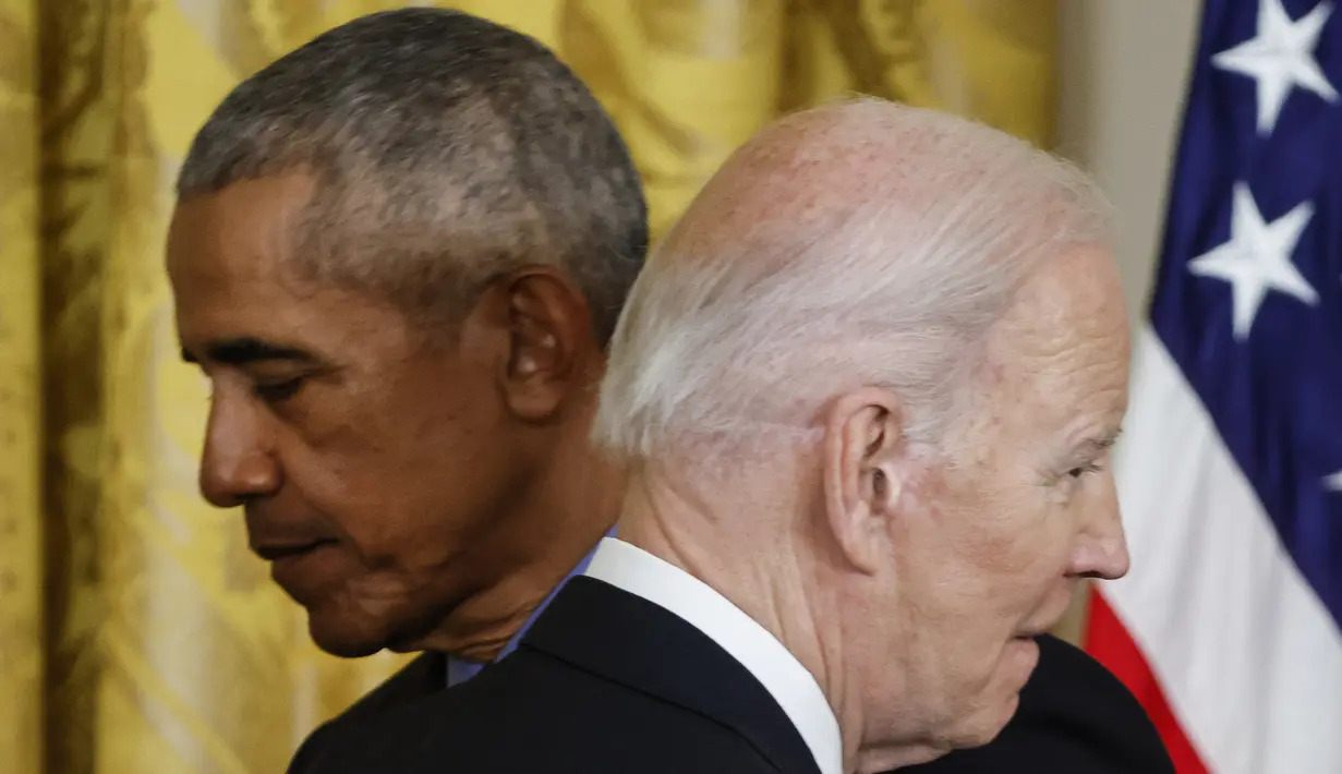 Mantan Presiden Barack Obama dan Presiden AS Joe Biden menghadiri acara untuk menandai pengesahan Undang-Undang Perawatan Terjangkau 2010 di East Room Gedung Putih di Washington, 5 April 2022. (Chip Somodevilla/Getty Images/AFP)