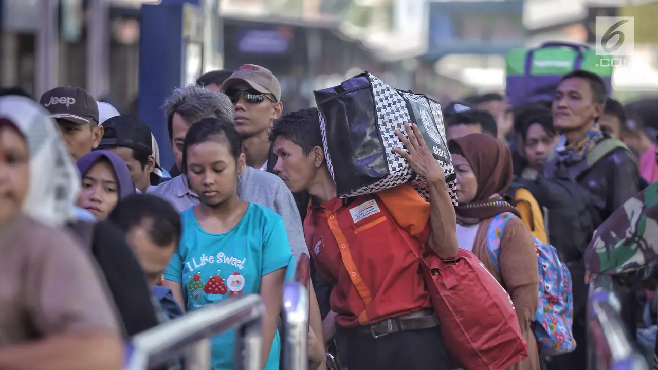 Puncak Arus Mudik di Stasiun Pasar Senen
