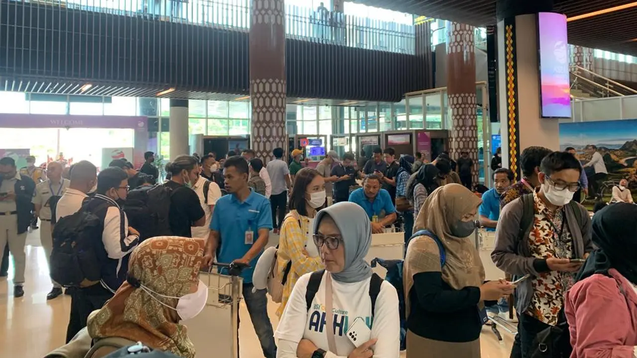 Situasi Bandara Komodo terpantau ramai menjelang penyelenggaraan KTT ke-42 ASEAN 2023 di Labuan Bajo, Nusa Tenggara Timur (NTT). (Liputan6/Benedikta Miranti)