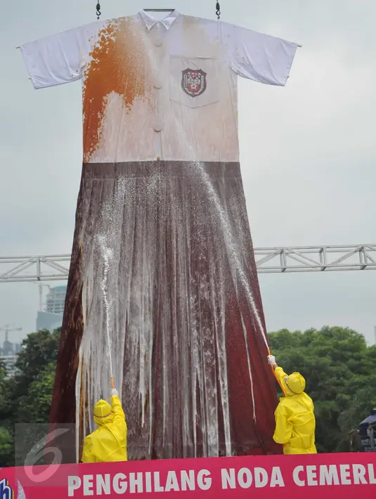 Produk penghilang noda, Vanish, melakukan kegiatan “Membersihkan Noda Pada Seragam Sekolah Terbesar” dengan ukuran 5 x 8 meter di Senayan, Jakarta, Kamis (26/5). Kegiatan tersebut berhasil menciptakan Rekor MURI baru. (Liputan6.com/Gempur M Surya)