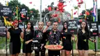 Aksi Damai PENDEKAR (Paranormal Indonesia Peduli Golkar) melakukan ruwatan di Kawasan Bundaran Patung Kuda, Jakarta (1/2/2016). Dalam aksi tersebut mereka berharap Partai Golkar agar dapat bersatu kembali. (Liputan6.com/Gempur M Surya)
