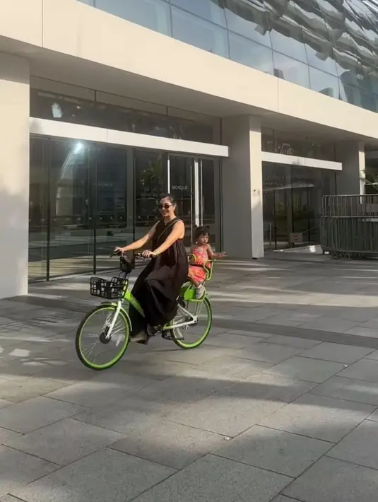Kenakan dress saat hamil, Nona Willy juga terlihat besemangat menggowes sepeda di Marina Bay Sands [@nonawilly16]