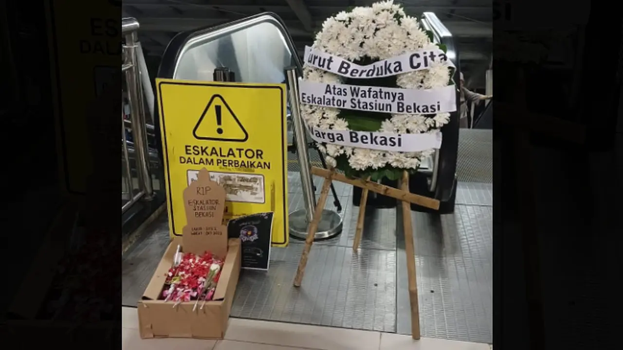 Eskalator Stasiun Bekasi Tak Berfungsi 100 Hari, Warga Protes dengan Karangan Bunga dan Replika Kuburan