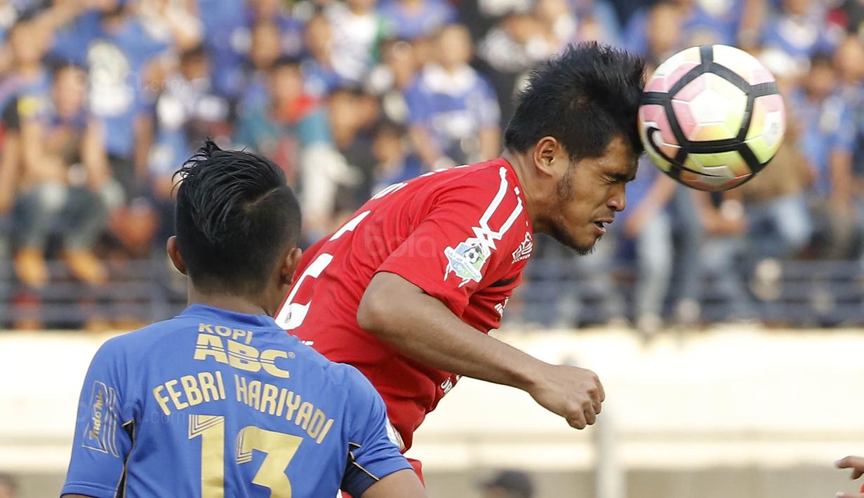 Gelandang Persib, Febri Hariyadi, duel udara dengan bek Semen Padang, Novan Setya pada laga Liga 1 Indonesia di Stadion Si Jalak Harupat, Bandung, Sabtu, (9/9/2017). Persib ditahan imbang 2-2 oleh Semen Padang. (Bola.com/M Iqbal Ichsan)