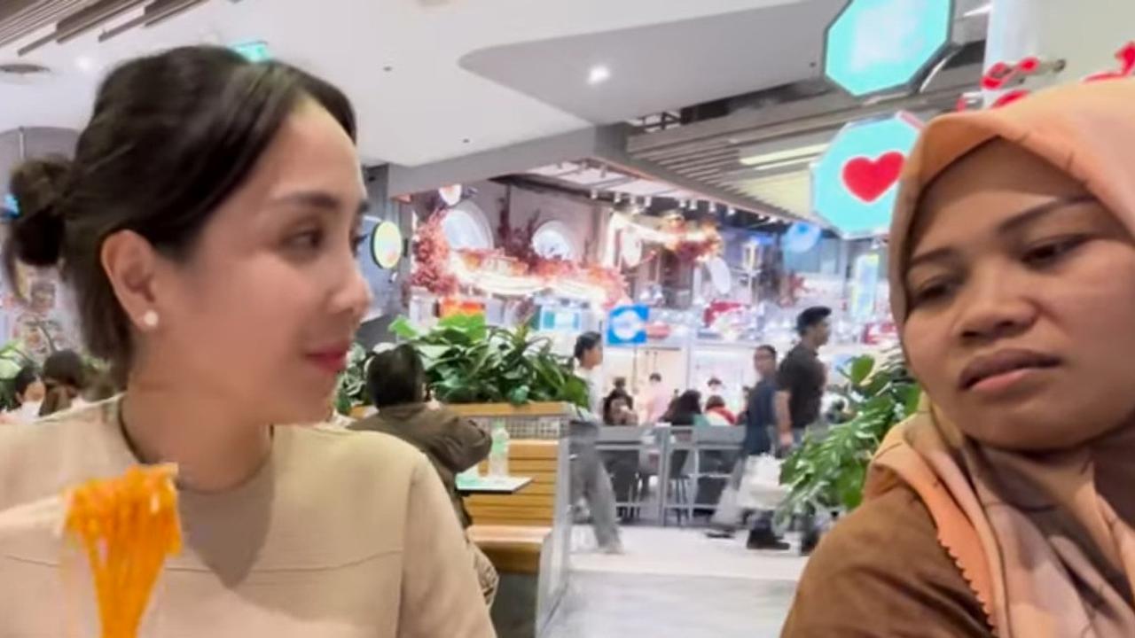 Temani Nagita Slavina Makan, Potret Cantik Sus Rini Manglingi Bikin Salfok saat di Bangkok - Dapat Banyak Pujian