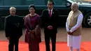 (Ki-ka) Presiden India Pranab Mukherjee, Ibu Negara RI, Iriana Joko Widodo, Presiden Joko Widodo (Jokowi) dan PM India Narendra Modi berfoto sebelum upacara penyambutan di Istana Rashtrapati Bhavan, New Delhi, Senin (12/12). (Money SHARMA/AFP)