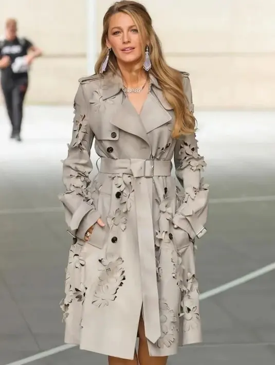 Penampilan lady boss dari Blake Lively mengenakan coat dress abu-abu dengan detail laser cut floral yang manis. [Foto: Instagram/hollywood_popculture]