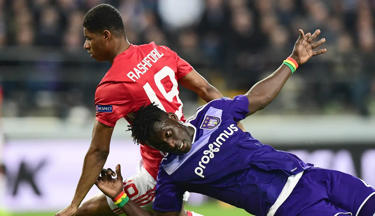 Striker Manchester United, Marcus Rashford, berebut bola dengan bek Anderlacht, Serigne Mbodji, pada laga Liga Europa di Stadion Constant Vanden Stock, Belgia, Kamis (13/4/2017). Kedua klub bermain imbang 1-1. (AFP/Emmanuel Dunand)