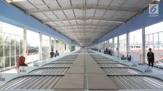 Pejalan kaki melintasi jembatan penyeberangan multiguna (JPM) atau Skybridge Tanah Abang, Jakarta, Jumat (7/12). Skybridge Tanah Abang mulai diuji coba hari ini. (Liputan6.com/Immanuel Antonius)