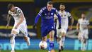 Striker Leicester City, Jamie Vardy, berlari mengejar bola saat melawan Leeds United pada laga Liga Inggris di Stadion Elland Road, Senin (2/11/2020). Leicester City menang dengan skor 4-1. (AP/Jon Super)