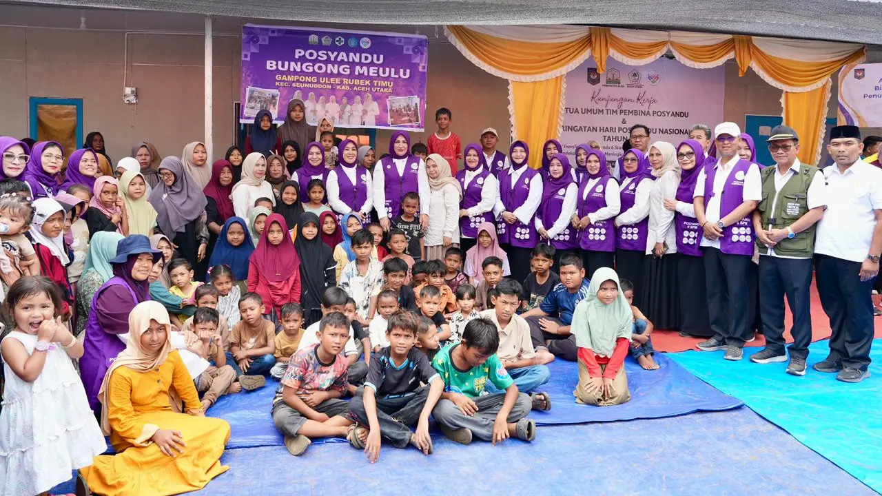 Tri Tito Karnavian, menyalurkan bantuan sosial kepada warga hunian sementara (huntara) di Aceh Utara