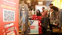 (Ki-Ka) Penggagas Event UMKM Merah Putih sekaligus Penasehat Utama Ikatan Istri Karyawan Bank Mandiri (IIKBM) Henny Darmawan, Direktur Utama Yokke Niniek S. Raharja,  Direktur Jaringan & Retail Banking Bank Mandiri Aquarius Rudianto, SVP of Business Expansion and Regional Sales DOKU Irfan Burhan dan Staf Ahli Bidang Keuangan dan Pengembangan UMKM Kementerian BUMN Loto Srinaita Ginting berbincang di salah satu booth UMKM pada bazar UMKM Merah Putih 2022 di Menara Mandiri, Jakarta (29/11/2022). (Liputan6.com/Fery Pradolo)