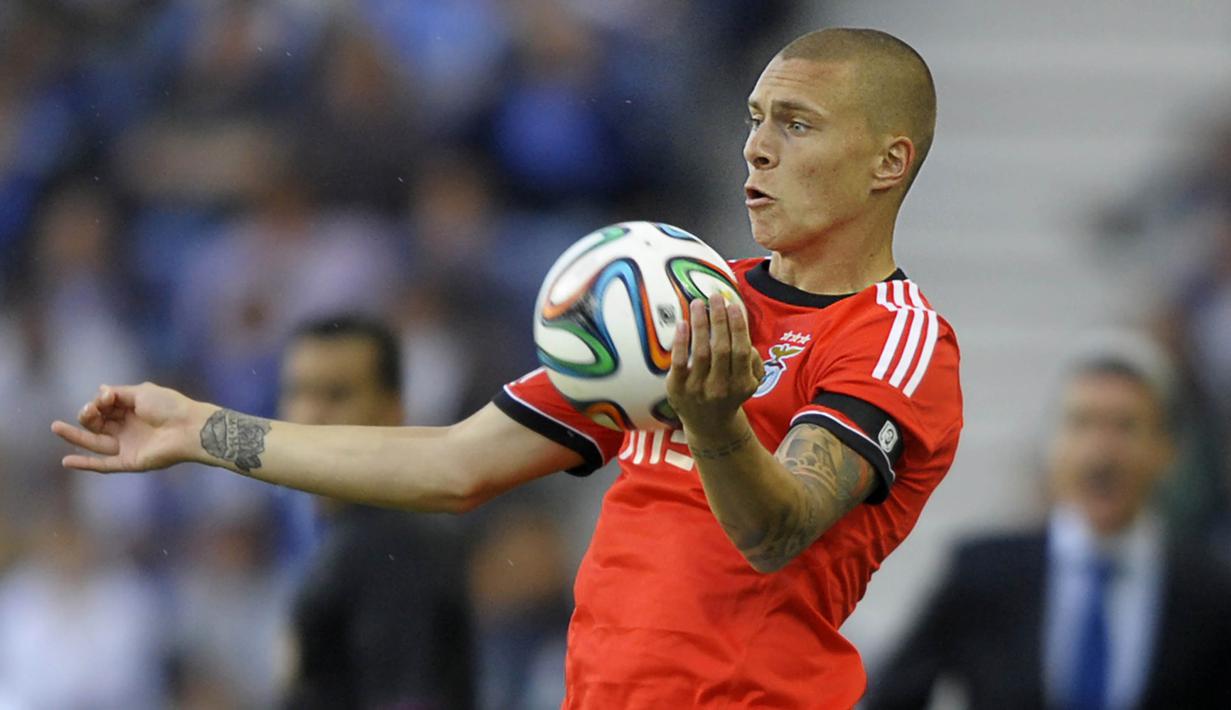 Bek Benfica, Victor Lindelof, mengontrol bola saat pertandingan melawan FC Porto pada lanjutan liga Portugal di Stadion Dragao, Porto (10/5/2014). (AFP/Miguel Riopa)