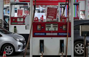 Sejumlah mobil mengisi BBM di SPBU di Jakarta, Selasa (3/1/2023).Selain menurunkan harga Pertamax, pemerintah juga menurunkan harga Pertamax Turbo (RON 98) yang turun harga dari Rp15.200 per liter menjadi Rp14.180 per liter sejak penyesuaian harga terakhir. (Liputan6.com/Angga Yuniar)