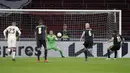 Kiper AS Roma, Pau Lopez  (tengah) saat melakukan penyelamatan penalti pemain Ajax, Dusan Tadic pada pertandingan leg pertama perempat final Liga Europa di Johan Cruyff ArenA di Amsterdam, Belanda, Jumat (9/4/2021). AS Roma menang 2-1 atas Ajax. (AP Photo/Peter Dejong)