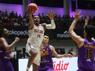 Pebasket Pelita Jaya, Justin Donta Brownlee, saat melawan Tangerang Hawks pada laga IBL 2024 di Indomilk Arena, Sabtu (25/5/2024). (Bola.com/M Iqbal Ichsan)