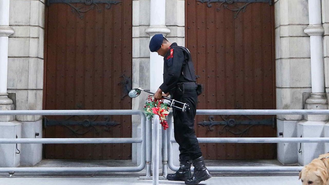 FOTO: Tim Gegana Brimob dan Anjing Pelacak Sterilisasi Gereja Katedral Jakarta Jelang Natal
