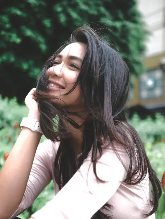 Dalam persidangan tersebut, pihak Dea Annisa melalui kuasa hukumnya, Henry Indraguna meminta kebijaksanaan kepada pihak DHL sebagai pengirim barang. Diduga dengan kuat adanya keteledoran dari pihak pengirim. (Instagram/deaaannisa)