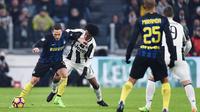 Punggawa Juventus Juan Cuadrado (kanan) dan bek Inter Milan Danilo D'ambrosio berjibaku pada laga Liga Italia, Senin (6/2/2017) dinihari WIB. (Alessandro Di Marco/ANSA via AP)