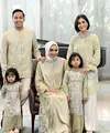 Brand fashion modest, Geulis merilis koleksi sarimbit. Kali ini nuansa hijau menjadi warna yang dipilih oleh keluarga Caca Tengker. [Foto: Instagram/ Geulis.id]