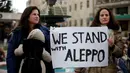Dua warga Israel berunjuk rasa di depan kediaman Perdana Menteri Israel, Benjamin Netanyahu di Yerusalem, Jumat (16/12). Mereka mengaku prihatin dengan warga Aleppo di Suriah. (REUTERS / Baz Ratner)