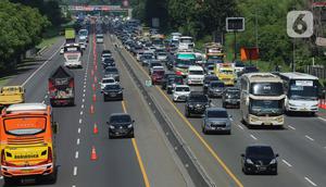 Suasana contraflow Tol Jakarta-Cikampek, Jawa Barat, Kamis (24/12/2020). Puncak arus lalu lintas keluar Jabodetabek via jalan tol diprediksi terjadi hari ini, Kamis (24/12). (Liputan6.com/Herman Zakharia)