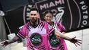 <p>Seorang gadis membawa potongan karton berbentuk pemain baru Inter Miami, Lione Messi saat menunggu di luar Stadion DRV Pink, Miami, 11 Juli 2023. Transfer Messi menjadi paling menggemparkan pada musim panas 2023/2024. La Pulga memilih hengkang dari PSG menuju Inter Miami. Klub milik legenda sepak bola Inggris, David Beckham tersebut diketahui rela merogoh kocek 35 juta euro untuk mendatangkan sang bintang Argentina tersebut. (AP Photo/Rebecca Blackwell)</p>