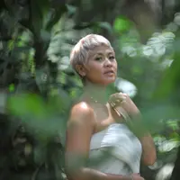 DIRA bawakan tembang emas Candra Darusman dalam project musik terbaru. (demajors)