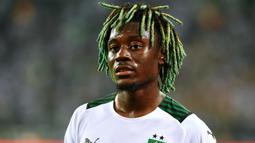 Gelandang Prancis, Manu Kone yang berusia 22 tahun dan sejak tengah musim 2020/2021 membela Borussia Monchengladbach ini tercatat dalam deretan pemain termahal di ajang Euro U-21 2023 dengan memiliki nilai pasar 40 juta euro atau setara Rp657 miliar. Pemain yang belum memiliki caps bersama timnas senior ini hingga kini telah bermain dalam 7 laga bareng Timnas U-21 Prancis. (AFP/Uwe Kraft)