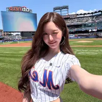 Intip potret Jang Wonyoung IVE di lapangan baseball MLB (@for_everyoung10)