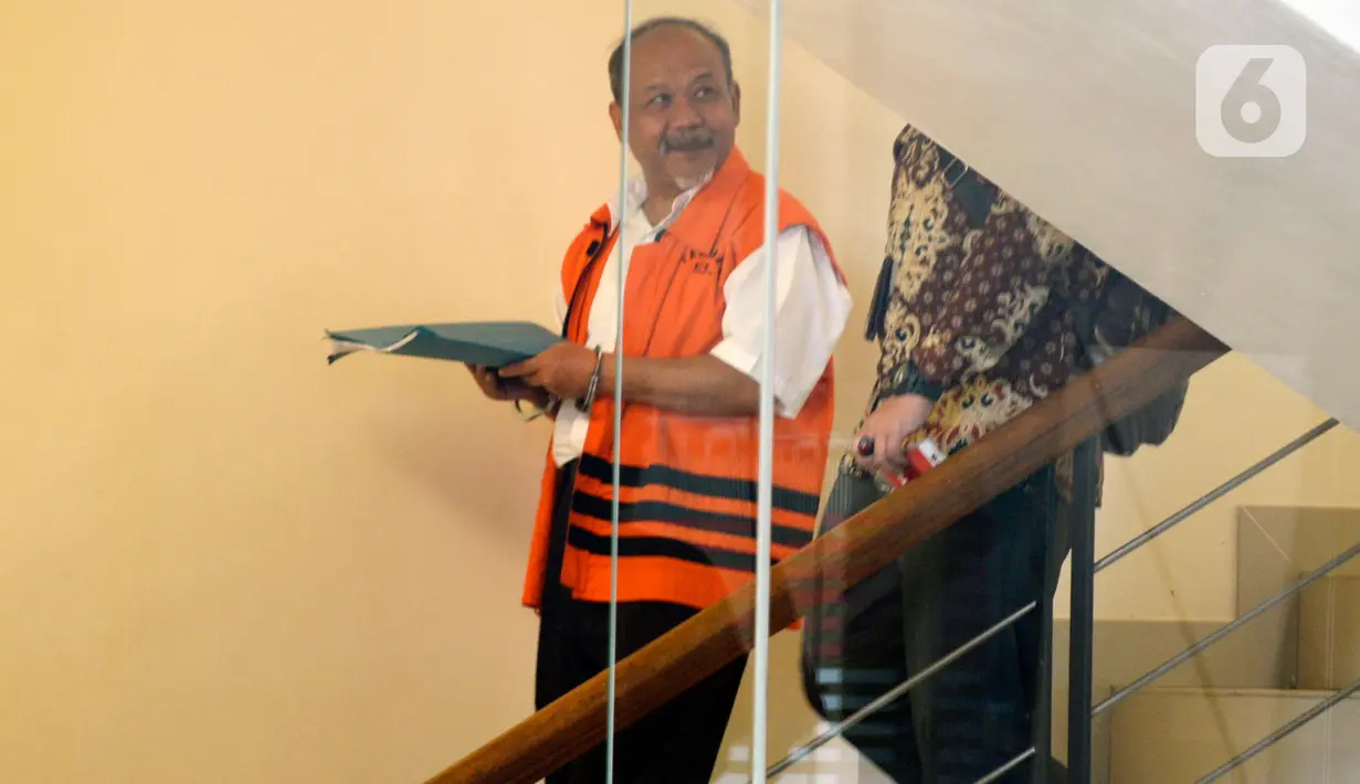 Mantan anggota DPRD kota Bandung, Kadar Slamet seusai menjalani pemeriksaan di gedung KPK, Jakarta, Jumat (13/3/2020). Kadar Slamet diperiksa sebagai tersangka kasus suap pengadaan tanah untuk Ruang Terbuka Hijau (RTH) di Pemerintah Kota Bandung pada tahun 2012 dan. (merdeka.com/Dwi Narwoko)