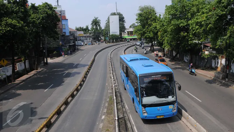 20160612- Ahok Bolehkan 3 Jenis Kendaraan Melintasi Jalur Busway –Jakarta- Helmi Afandi